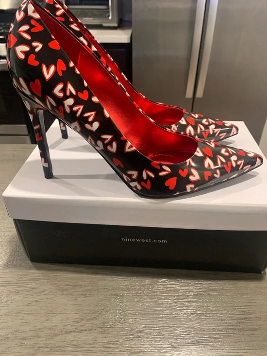 Nine West Black Pumps with Red & White Heart Print - Picture 4 of 13